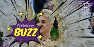 Katy Perry merasa terkejut saat membuka hadiah pemberian fansnya dari Indonesia.