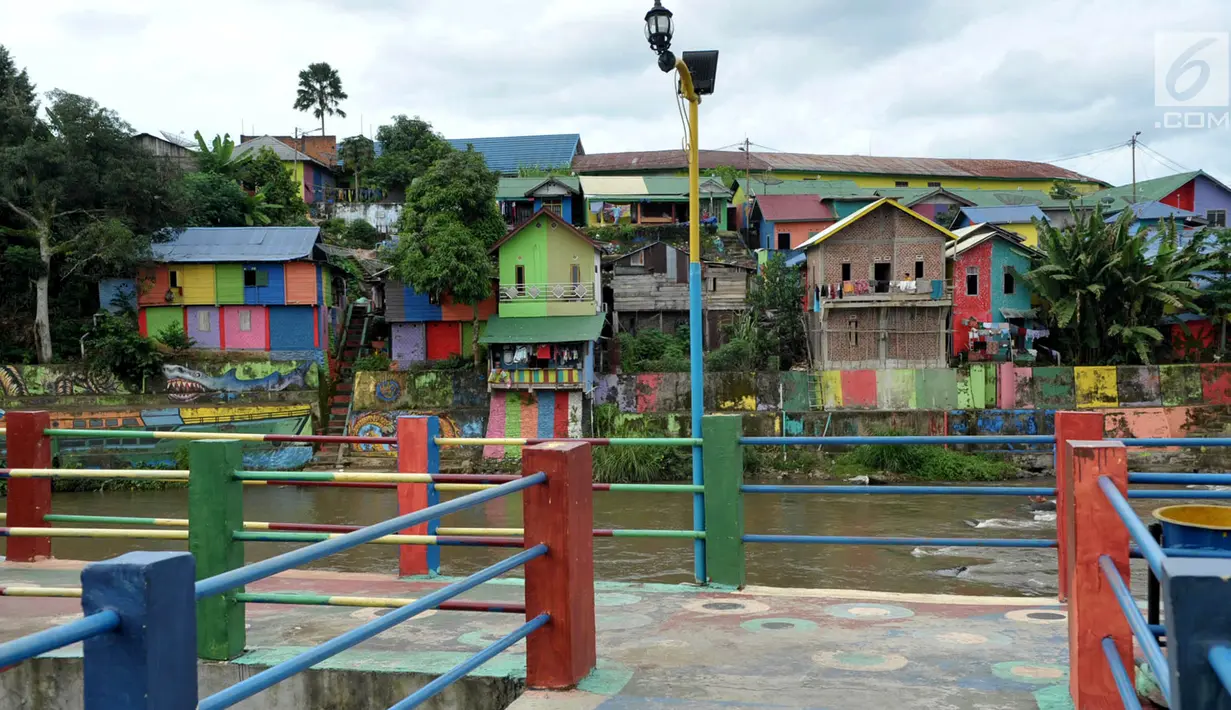 Keindahan bekas kampung kriminal yang kini dikenal dengan Kampung Warna Warni Lubuklinggau, Sumatera Selatan, Rabu (10/1). Saat ini Kampung Warna Warni Lubuklinggau  telah berubah menjadi tempat wisata. (Liputan6.com/Immanuel Antonius)