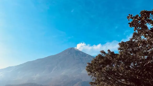 Pemandangan Gunung Lorokan di Mojokerto, Jawa Timur