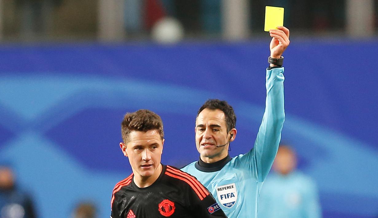 Pemain MU, Ander Herrera, mendapat kartu kuning dari wasit dalam lanjutan Grup B Liga Champions di Stadion Arena Khimki, Moscow, Rusia, Kamis (22/10/2015) dini hari WIB. (EPA/Maxim Shipenkov).