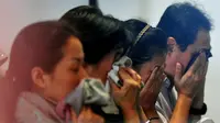 Isak tangis mengiringi pembacaan doa bersama sejumlah keluarga penumpang AirAsia QZ8501 melakukan doa bersama di Bandara Juanda, Surabaya, Senin (29/12/2014).(Liputan6.com/Johan Tallo)