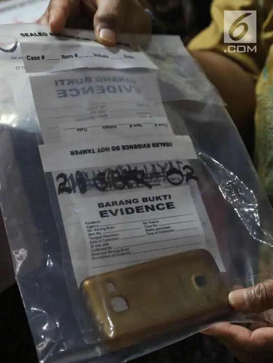 Salah satu barang bukti peretasan situs PN Sulawesi Tenggara diperlihatkan di Bareskrim Mabes Polri, Jakarta, Jumat (9/11). Polisi menahan empat pelaku yang tergabung kelompok Black Hat dan beberapa masih di bawah umur. (Liputan6.com/Helmi Fithriansyah)