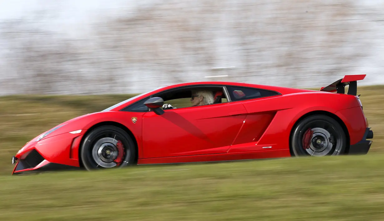 Sonja Heiniger, nenek berusia 76 tahun, ketika mengendarai Lamborghini miliknya di Jona, Swiss (20/5/2015). (REUTERS/Alessandro Garofalo)