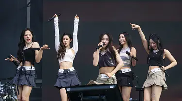 Minji, Danielle, Hyein, Haerin, dan Hanni NewJeans perform di hari pertama Lollapalooza Music Festival. Mereka tampil memukau di hadapan ribuan penonton. (Photo by Amy Harris/Invision/AP)