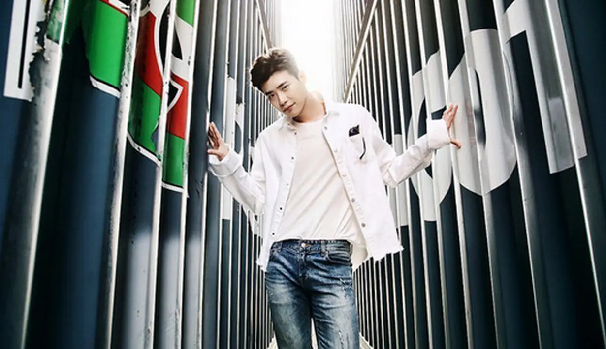 Bukan hal yang aneh jika aktor seperti Lee Jong Suk memantau perkembangan aktingnya. Tujuannya adalah agar ia mengetahui kualitas akting yang dilakoninya selama ini seperti apa. (Instagram/jongsuk0206)