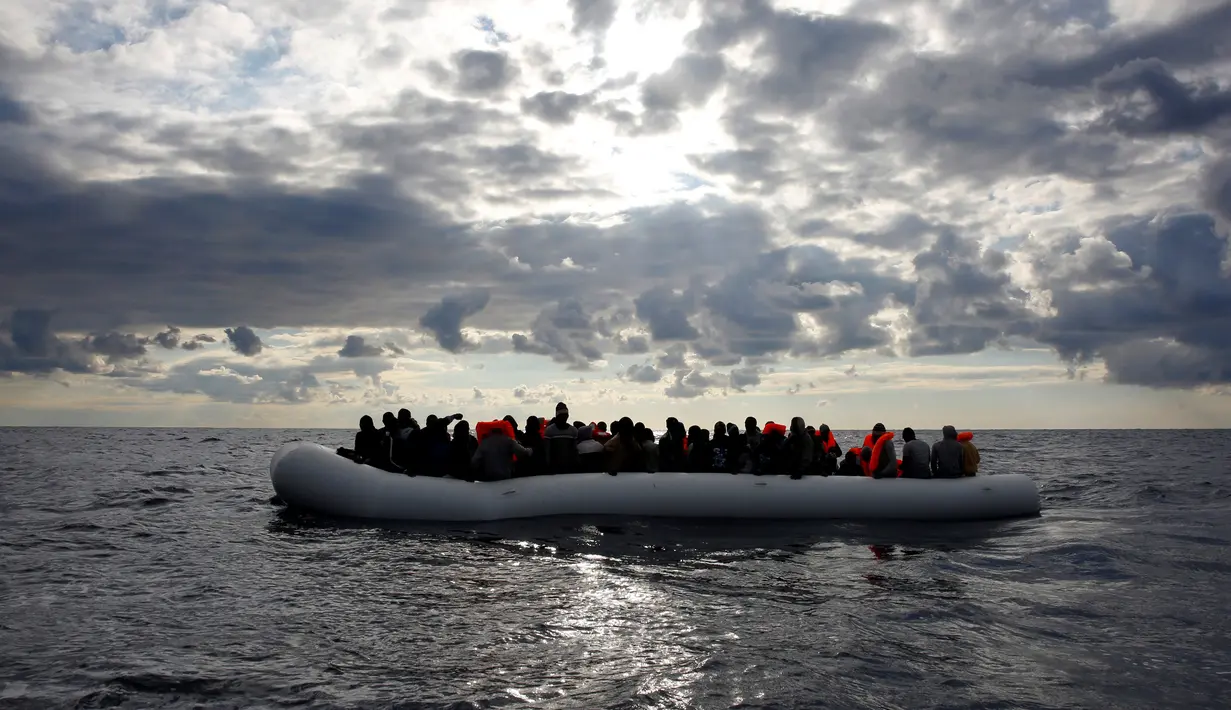 Sejumlah imigran berada di perahu karet yang penuh sesak di Laut Meditarania, sekitar 36 mil laut dari lepas pantai Libya (2/2). Penyelamatan yang dilakukan penjaga pantai Spanyol LSM Proactiva Open Arms ini sudah yang ke-112. (Reuters/Yannis Behrakis)