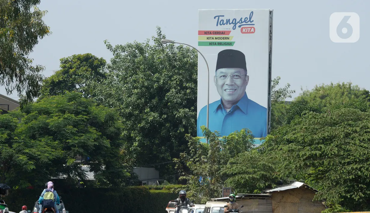 Baliho Bakal Calon Wali Kota Tangerang Selatan periode 2021–2026  menghiasi jalan protokol di Tangerang Selatan, Banten, Senin (27/07/2020). Rencananya membuka pendaftaran pasangan calon Wali Kota dan Wakil pada tanggal 4 sampai tanggal 6 September 2020. (merdeka.com/Dwi Narwoko)