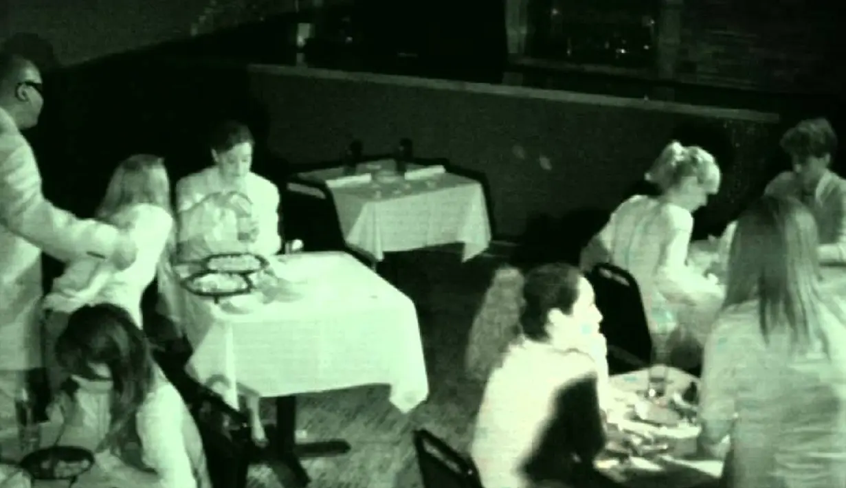Restoran Opaque berarti buram atau gelap. Konsep restoran unik di Amerika Serikat ini adalah makan di dalam keadaan gelap gulita. Berada di dalam gelap, indera perasa dan penciuman akan menjadi panduan untuk menyantap makanan. (Istimewa)