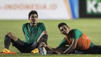 Bek Timnas Indonesia Bagas Adi dan Fachrudin Aryanto (kiri), melakukan pendinginan usai latihan di Stadion Maguwoharjo, Sleman, Minggu (11/6/2017). (Bola.com/Vitalis Yogi Trisna)