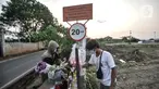 Pedagang saat melayani peziarah yang membeli bunga di TPU Rorotan, Jakarta, Selasa (10/8/2021). Adanya TPU Rorotan yang dikhususkan untuk pemakaman jenazah pasien Covid-19 membawa rezeki baru bagi warga setempat, yakni berjualan bunga bagi peziarah. (merdeka.com/Iqbal S. Nugroho)