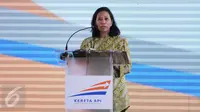 Menteri BUMN Rini Soemarno menyampaikan sambutan saat peluncuran kartu pembayaran elektronik, Railpay, di Stasiun Juanda, Jakarta, Senin (19/12). PT KAI melaunching kartu Railpay yang bisa digunakan untuk transaksi keuangan. (Liputan6.com/Gempur M Surya)