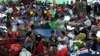 Penduduk desa beristirahat setelah dievakuasi di tempat penampungan sementara di Kabupaten Klungkung, Bali (22/9). Para penduduk desa dievakuasi sehubungan meningkatnya aktivitas Gunung Agung. (AFP Photo/Sonny Tumbelaka)