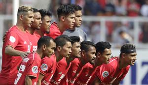 Para pemain Persija Jakarta foto bersama sebelum melawan Becamex Binh Duong pada laga Piala AFC di SUGBK, Jakarta, Selasa (26/2). Kedua klub bermain imbang 0-0. (Bola.com/M. Iqbal Ichsan)