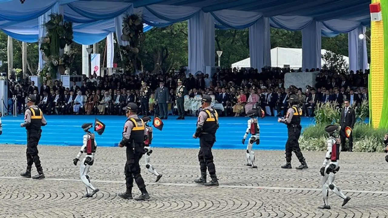 Puncak acara HUT ke-79 Bhayangkara menampilkan berbagai atraksi robotik yang dimiliki Polri. Salah satu momen yang ditunjukkan ke Presiden Prabowo Subianto adalah humanoid yang memberikan salam hormat.