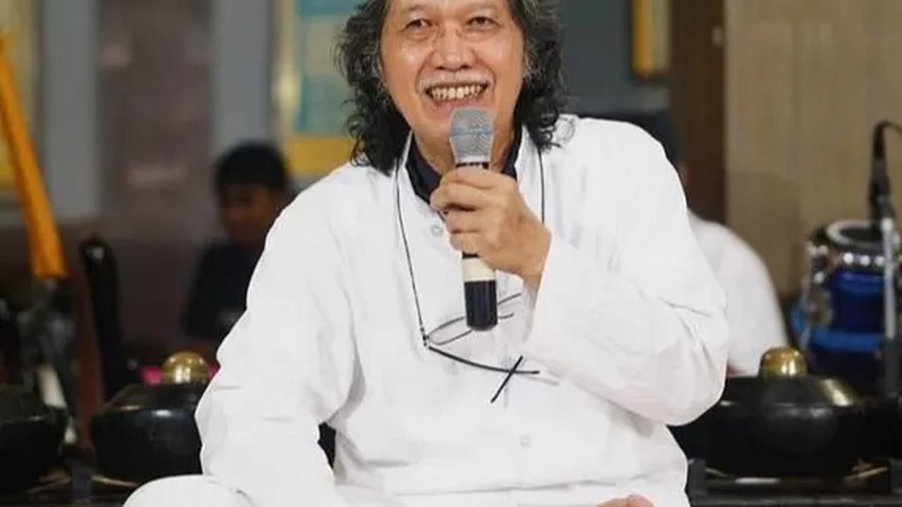 "Adiknya ngabari saya CN (Cak Nun) masuk rumah sakit, terus kemudian saya memantau perkembangannya," ujar Nur Janis.