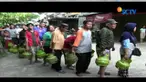 Kelangkaan gas Elpiji tiga kilogram membuat warga antre panjang.