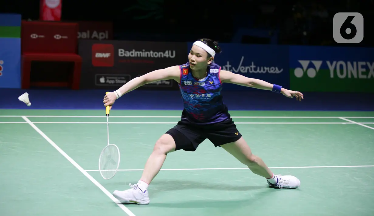 Pebulu tangkis tunggal putri Taiwan Tai Tzu Ying saat melawan pebulu tangkis tunggal putri China Wang Zhi Yi pada pertandingan final East Ventures Indonesia Open 2022 di Istora Senayan, Jakarta, Minggu (19/6/2022). Tai Tzu Ying menjuarai East Ventures Indonesia Open 2022 usai mengalahkan Wang Zhi Yi dengan skor 21-23, 21-6, dan 21-15. (Liputan6.com/Faizal Fanani)