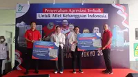 Peraih medali emas cabang bulu tangkis ganda putri Olimpiade Tokyo 2020 Greysia Polii dan Apriyani Rahayu saat menerima bonus berupa satu unit apartemen B Residence Serpong di Serpong, Tangerang, Rabu (18/8/2021). (foto: istimewa)