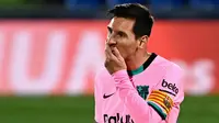 Striker Barcelona, Lionel Messi, tampak kecewa usai ditaklukkan Getafe pada laga Liga Spanyol di Stadion Coliseum Alfonso Perez, Minggu (18/10/2020). Barcelona takluk dengan skor 1-0. (AFP/Gabriel Bouys)