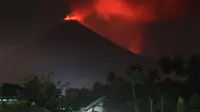 Gunung Soputan erupsi. (Twitter Sutopo Purwo Nugroho)