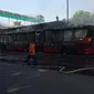 Bus Transjakarta jurusan Kalideres-Blok M terbakar di depan Universitas Al Azhar. (twitter.com/@ghecil)