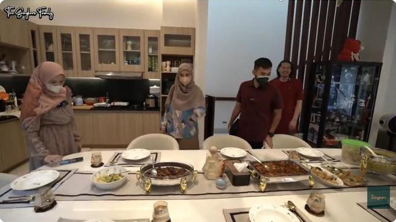 6 Potret Ruang Makan dan Dapur Rumah Cut Meyriska, Desain Elegan