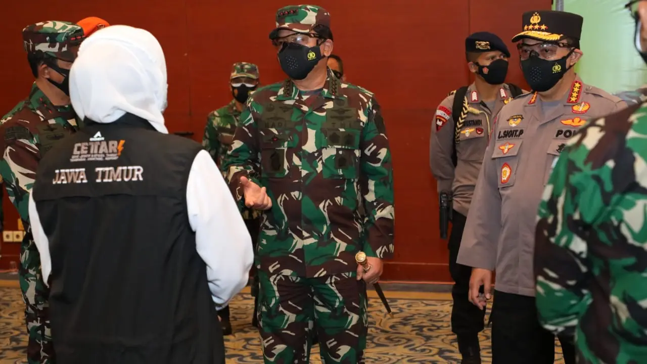 Panglima TNI Hadi Tjahjanto bersama Kapolri Listyo Sigit Prabowo meninjau sentra vaksinasi di Mall Grand City, Surabaya.