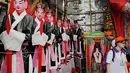 Penduduk setempat menyiapkan hantu kertas untuk Festival Cheung Chau Bun di Hong Kong (5/3). Festival ini diadakan setaiap tahun sekali pada bulan empat tahun penanggalan China. (AP Photo/Vincent Yu)
