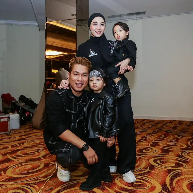 7 Potret Rizal Armada Ajak Buah Hati Konser, Putranya Tampil Keren Bak Anak Band