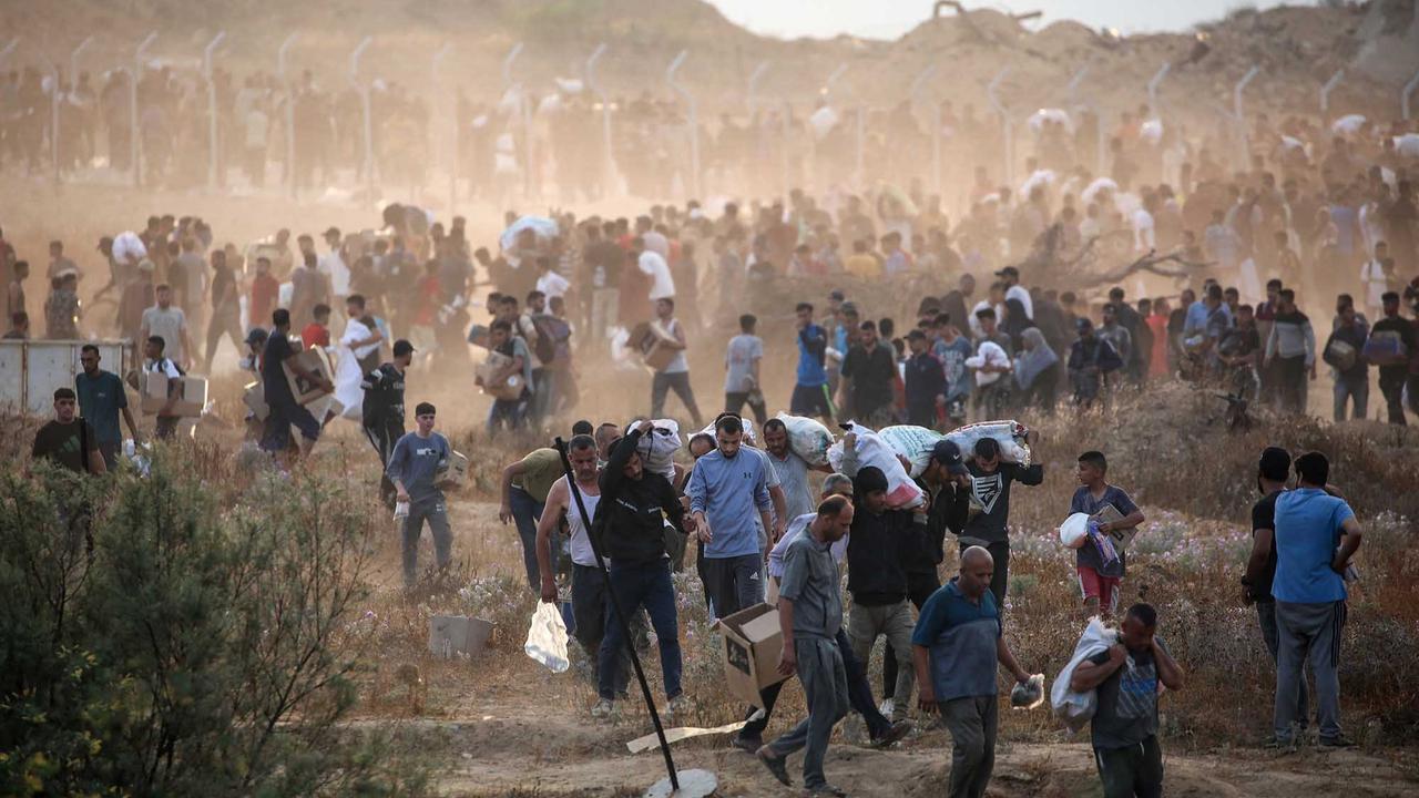 FOTO: Ribuan Warga Gaza Mengambil Paket Bantuan Bahan Makanan