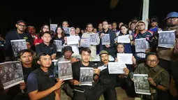 Rekan-rekan jurnalis mengikuti doa bersama untuk lima jurnalis dan tiga kru kapal Arupadhatu 1 di Posko SAR Nasional Carita, Pandeglang, Banten, Kamis (17/9/2026). (KLY/Budy Santoso)