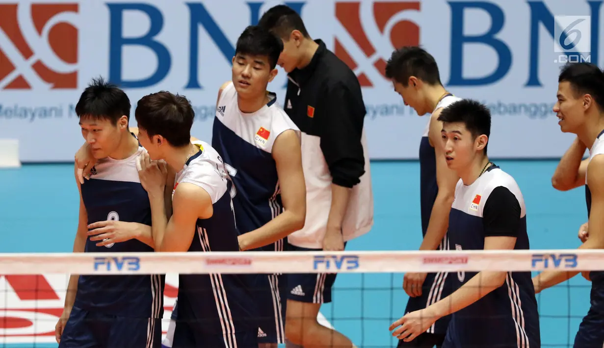 Pevoli putra Tiongkok usai berlaga melawan Thailand di Kejuaraan Voli Asia 2017 ke-16 di GOR Tri Dharma, Gresik, Senin (24/7). Tiongkok unggul tiga set langsung 25-19, 29-27, 25-13. (Liputan6.com/Helmi Fithriansyah)