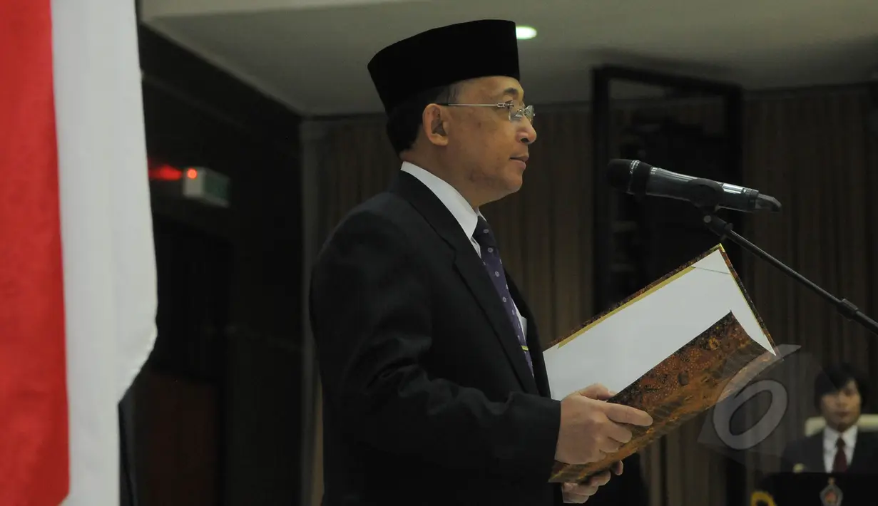 Gubernur Lemhannas Budi Susilo Soepandji saat memimpin pelantikan Laksamana Madya (Laksdya) Didit Herdiawan menjadi Wakil Gubernur Lembaga Ketahanan Nasional (Lemhannas) di Gedung Pancagatra Lemhannas, Jakarta, Rabu (11/3). (Liputan6.com/Herman Zakharia)