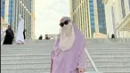 Momen perjalanan umrohnya diunggah Okie Agustina di laman Instagramnya. Sempat tertunda, Okie Agustina bersyukur bisa menjalani ibadah umroh tahun ini bersama Miro. Ibadah umroh ini merupakan ibadah umroh pertama bagi Miro. Lewat keterangan unggahannya Okie Agustina ungkap bahwa Kiesha Alvaro yang menanggung biaya umroh dirinya dan Miro. (Liputan6.com/IG/okieagustina_)