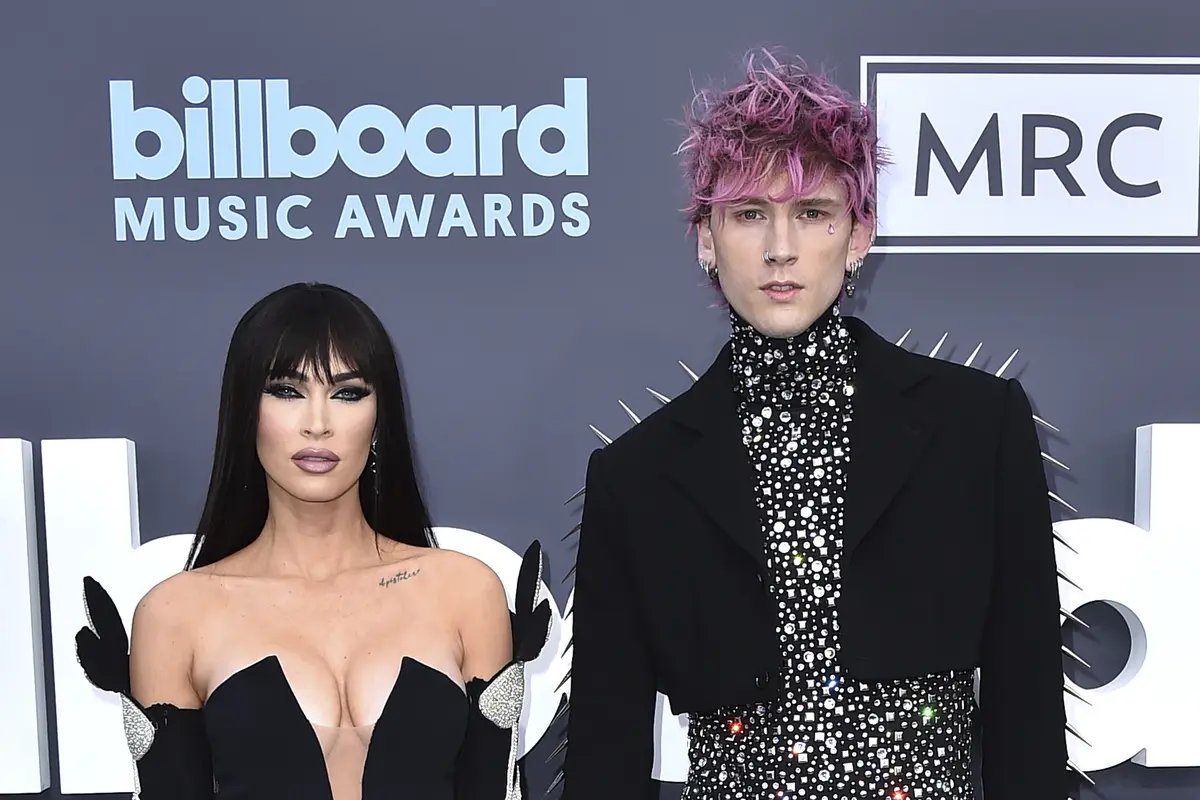 Machine Gun Kelly Gandeng Megan Fox di Billboard Music Awards 2022, Kukunya Dihiasi 880 Berlian
