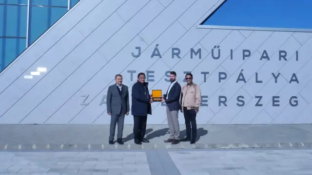 Wakil Ketua DPR RI Bidang Korinbang, Rachmat Gobel, meninjau proving ground, kawasan pengujian kendaraan bermotor, di Zalaegerszeg, Hungaria. (Dok Rachmat Gobel)