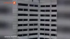 Saat ia mencoba memperlambat kecepatannya dengan tali, yang terjadi malah laju jatuhnya justru semakin cepat. 
