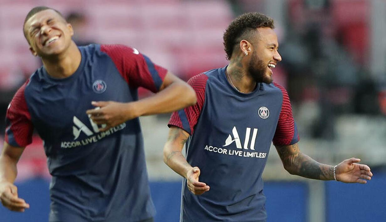 Pemain Paris Saint-Germain (PSG), Neymar, bercanda dengan Kylian Mbappe saat latihan jelang laga final Liga Champions di Stadion The Luz, Portugal, Sabtu (22/8/2020). PSG akan berhadapan dengan Bayern Munchen. (Miguel A. Lopes/Pool via AP)