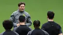 Pelatih Borussia Dortmund, Edin Terzic, mengontrol bola saat sesi Latihan jelang laga leg dua semi final Liga Champions melawan Paris Saint-Germain (PSG) di Parc des Princes, Paris, Senin (7/5/2024). (AFP/Frank Fife)