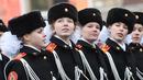 Tentara wanita Rusia saat mengambil bagian dalam parade militer di Lapangan Merah di Moskow pada 7 November 2016. (AFP Photo / Natalia Kolesnikova)