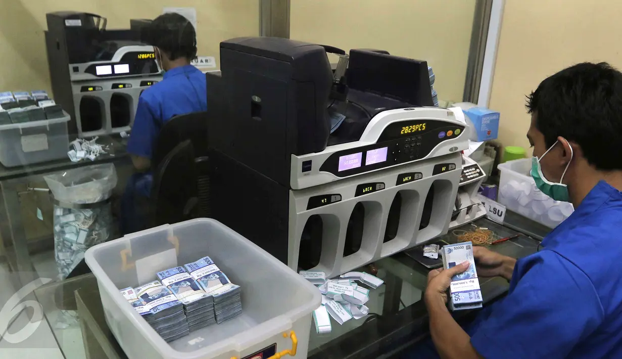 Petugas Bank sedang menghitung uang, Jakarta, Senin (2/11/2015). Lembaga Penjamin Simpanan (LPS) mencatat jumlah rekening simpanan dengan nilai di atas Rp2 miliar pada bulan September mengalami peningkatan . (Liputan6.com/Angga Yuniar)