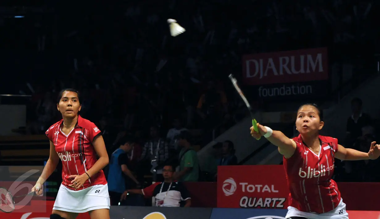 Pebulutangkis ganda putri Indonesia, Nitya K Maheswari (kiri) dan Greysia Polii saat melawan Yin Loo Lim/Yean Lee Meng di Total BWF Championships 2015 di Jakarta, Rabu (12/8/2015). Greysia/Nityaunggul 17-21, 21-13, 21-11. (Liputan6.com/Helmi Fithriansyah)