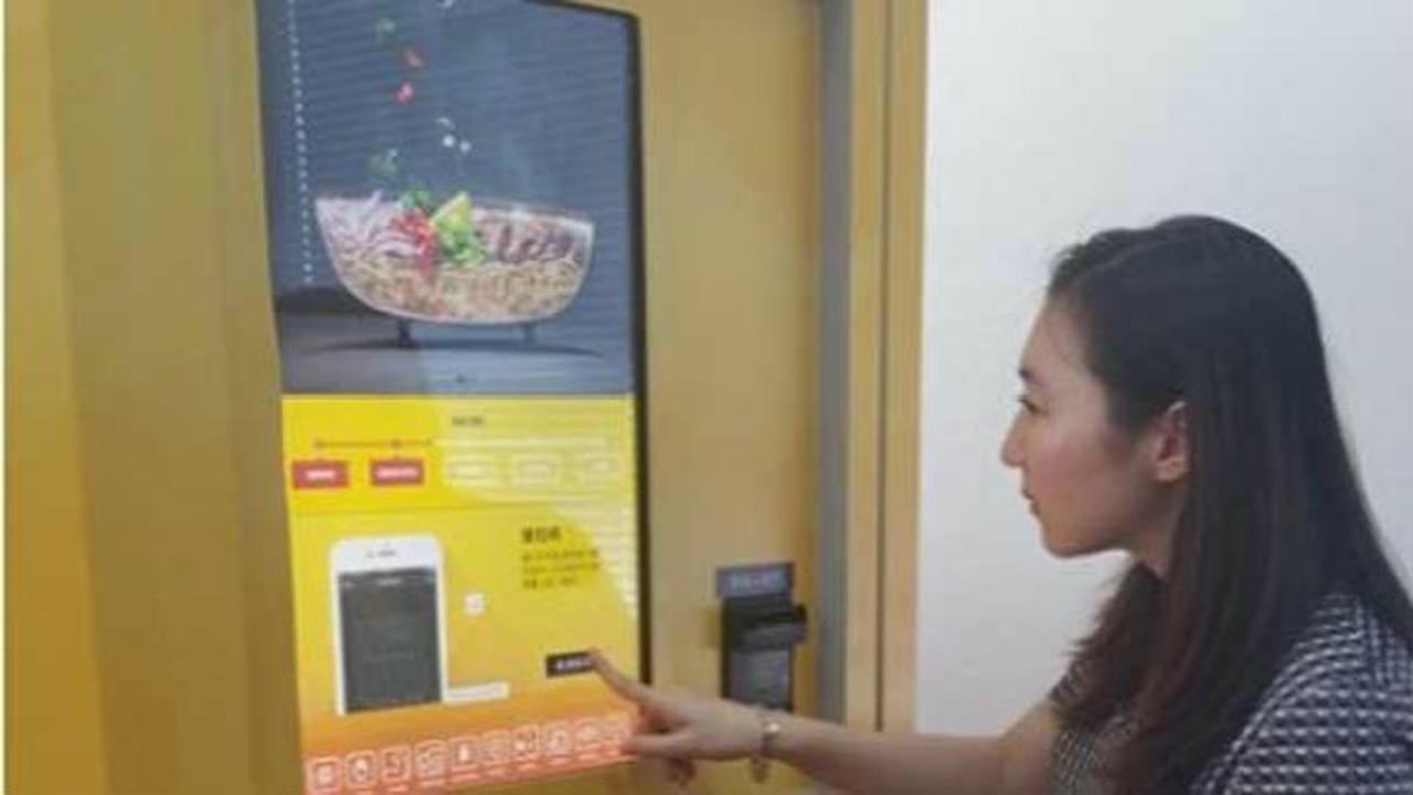 Penggemar Mie, Kini Ada Mesin Mie Kuah Otomatis