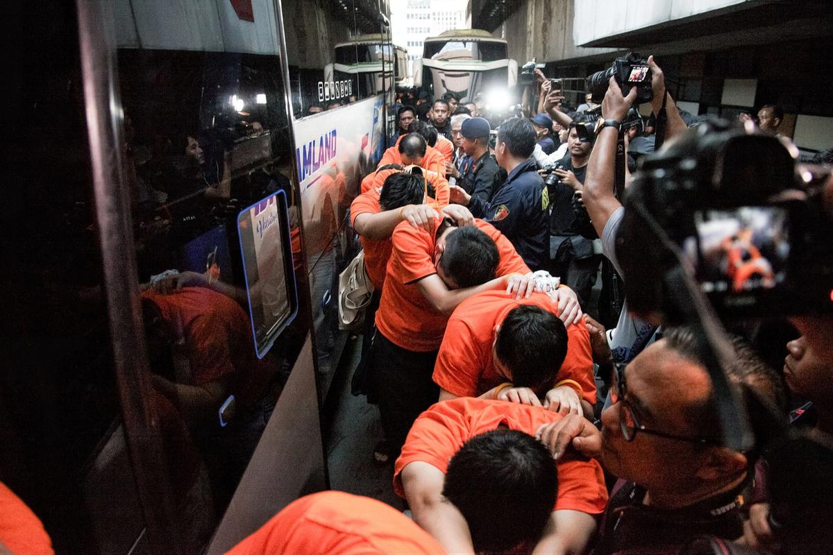 FOTO: Ratusan WNA Pelaku Judi Daring Dipindahkan ke Imigrasi
