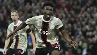 Gelandang Ajax Amsterdam Mohammed Kudus merayakn gol yang dicetaknya ke gawang Liverpool pada pertandingan kedua Grup A Liga Champions 2022/2023 di Stadion Anfield, Rabu (14/9/2022) dini hari WIB. Liverpool menang susah payah saat menjamu Ajax berkat gol menit akhir bek Joel Matip. (AP Photo/Rui Vieira)