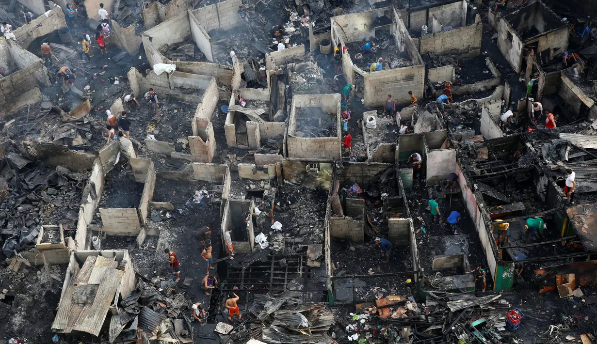 Kondisi bangunan rumah yang hangus setelah kebakaran di kota Quezon, Metro Manila di Filipina (28/12). Dalam kejadian ini sejumlah warga mengalami luka-luka dan tidak ada korban jiwa. (REUTERS/Erik De Castro)