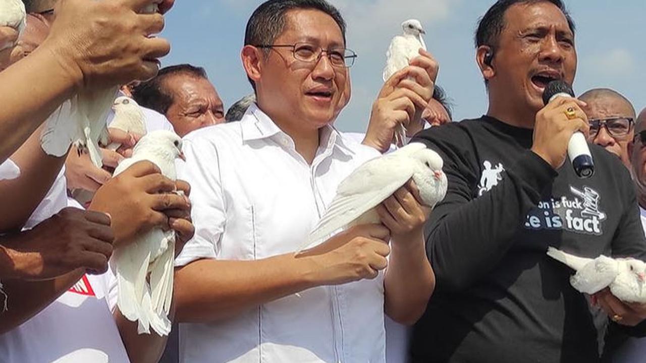 "Tidak apa-apa, karena itu digerakkan oleh grup yang memang punya kepentingan politik tersendiri, itu hal yang silahkan saja," kata dia.