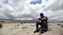 Kesedihan pereli senior, Carlos Sainz, setelah mobilnya mengalami kerusakan di Etape 10 Reli Dakar 2016 antara Belen dan La Rioja, Argentina, (13/1/2016). (AFP/Franck Fife)
