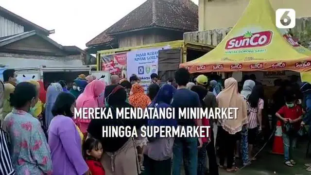 Setelah pemerintaha menetapkan harga minyak goreng menjadi Rp 14 Ribu per liter membuat animo masyarakat untuk membeli meningkat. Terlihat sejumlah minimarket atau supermarket diserbu emak-emak yang berburu minyak goreng.