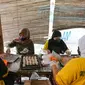 Wiwin dibantu 11 karyawan membuat dim sum di Griya Dimsum Bunda Imoet, Serua, Tangerang Selatan, Rabu (9/2/2022). UMKM dimsum yang dijual eceran dan per pak menyajikan 4 toping terdiri atas wortel, jamur, beef dan kepiting serta 3 isian yaitu udang, cumi dan smoke beef. (Liputan6.com/Fery Pradolo)